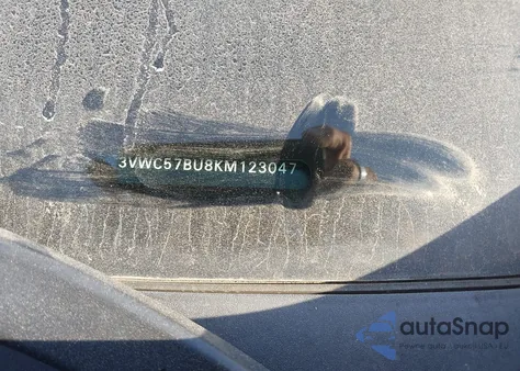 2019 Volkswagen Jetta 1.4T R-Line/1.4T S/1.4T Se z USA, uszkodzony, nr VIN 3VWC57BU8KM123047